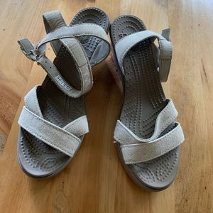 Crocs Wedges size 6 tan/beige EUC